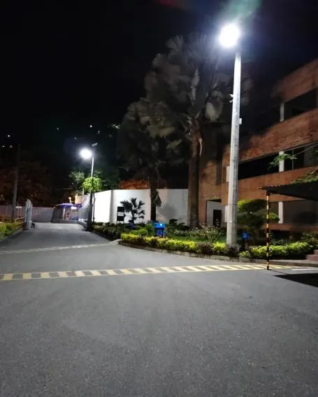 Acceso de un edificio iluminado de noche con una luminaria solar