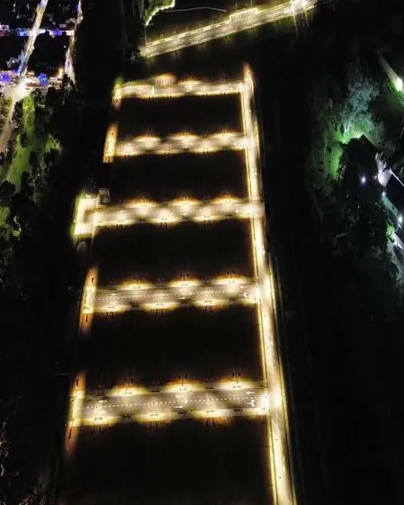Escaleras de un sendero iluminadas de noche con luces solares